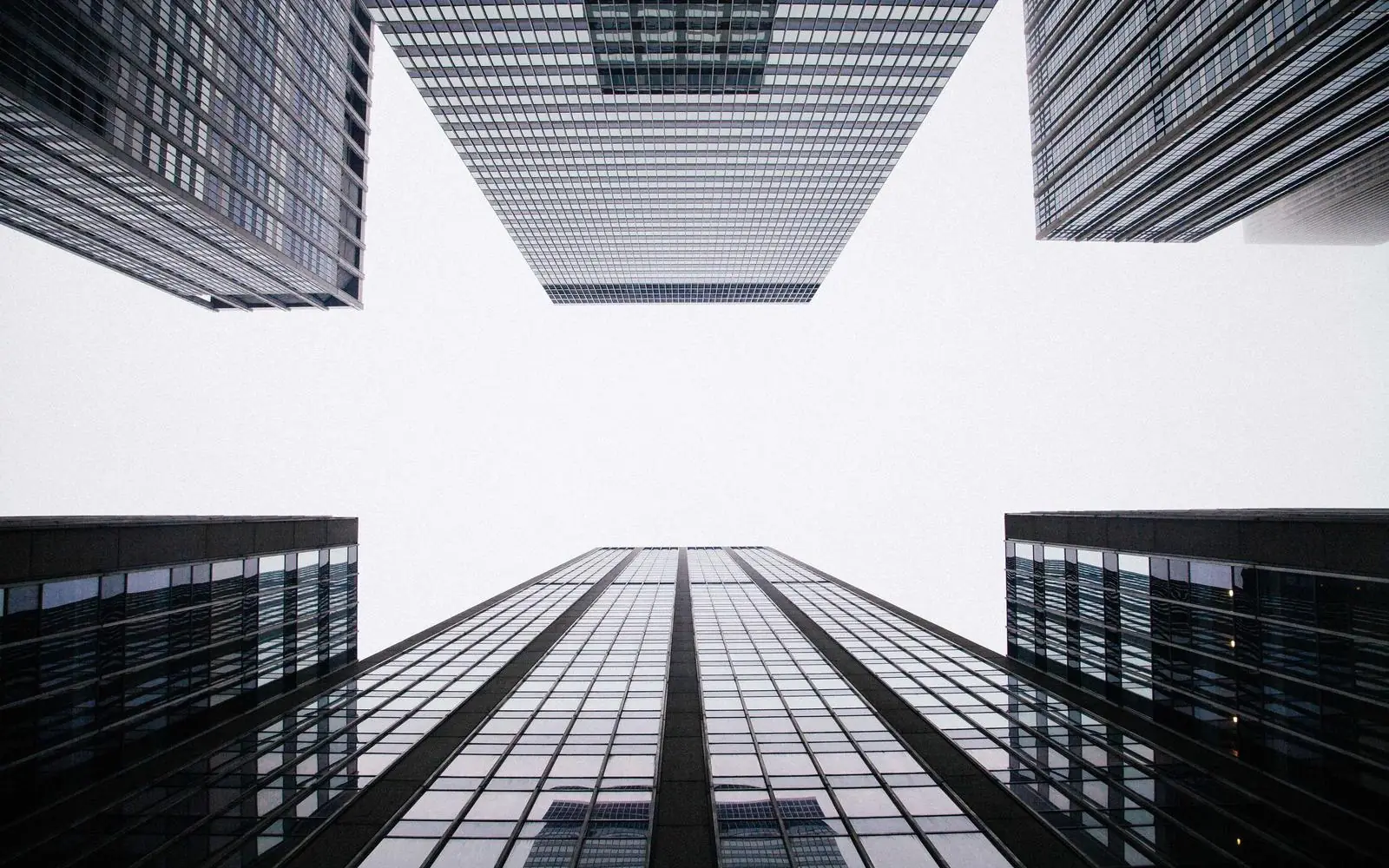 Fachadas de prédios corporativos vistas de baixo para cima